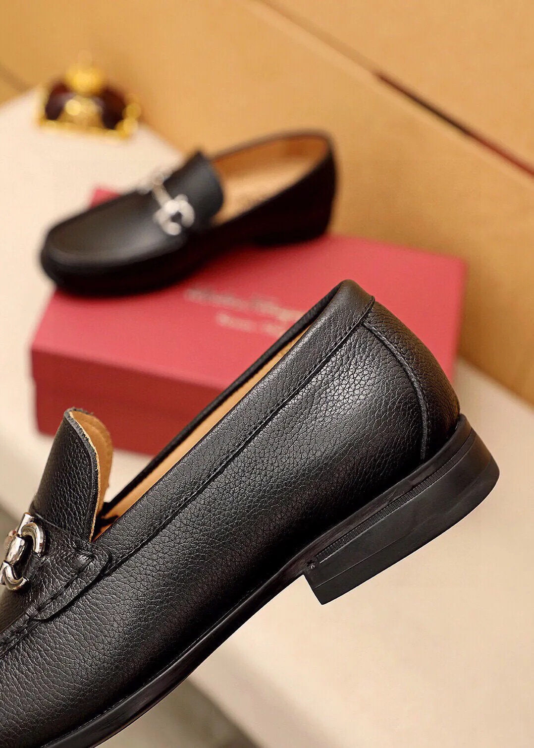 Men's shoes 💰480 💐 Product trademark: Ferragamo "Ferragamo" casual leather shoes Regular size: 38-44 (45🉑️customized) Product materials: Selected imported first-layer pebbled cowhide leather upper + luxury hardware buckle, imported water-dyed cowhide leather lining. Strong three-dimensional visual effect, original outsole color: 3⃣️seed leather materials available